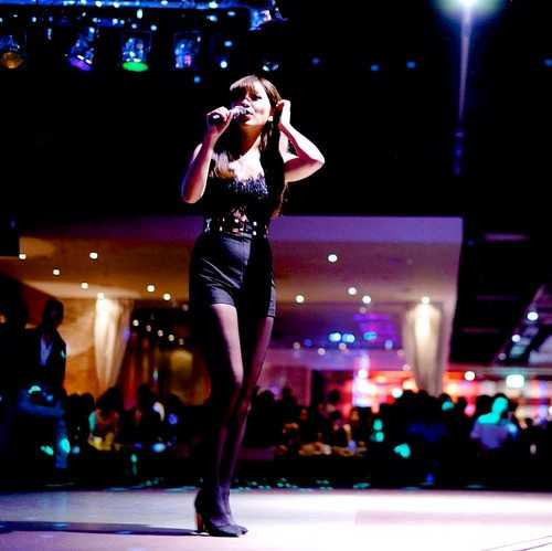 Kevin Tuấn Hùng thân thiết với Khắc Việt trong show diễn tại Châu Âu.