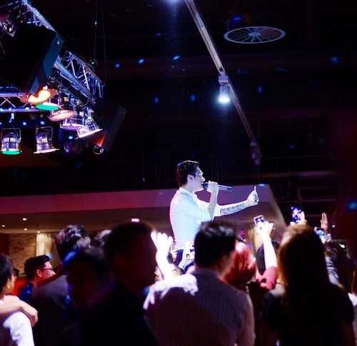 Kevin Tuấn Hùng thân thiết với Khắc Việt trong show diễn tại Châu Âu.