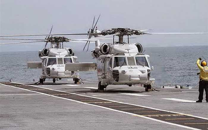Tàu HTMS Chakri Naruebet R9-11 do Tây Ban Nha chế tạo. Trong ảnh là 2 trực thăng S-70 Seahawk cất cánh từ tàu sân bay trong cuộc diễn tập gần đây