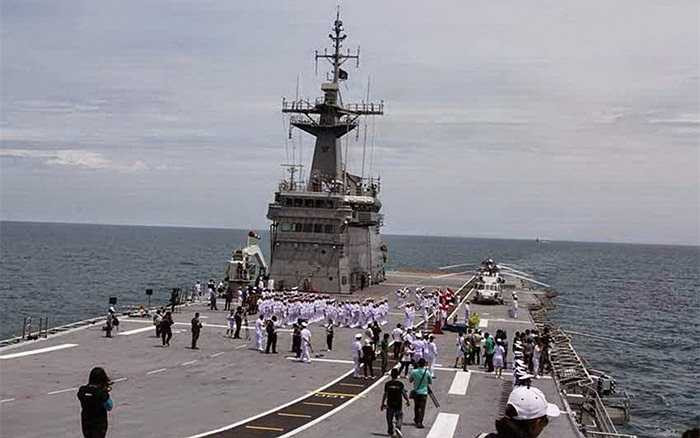 HTMS Chakri Naruebet R9-11 dài 182,65m, rộng 30,5m