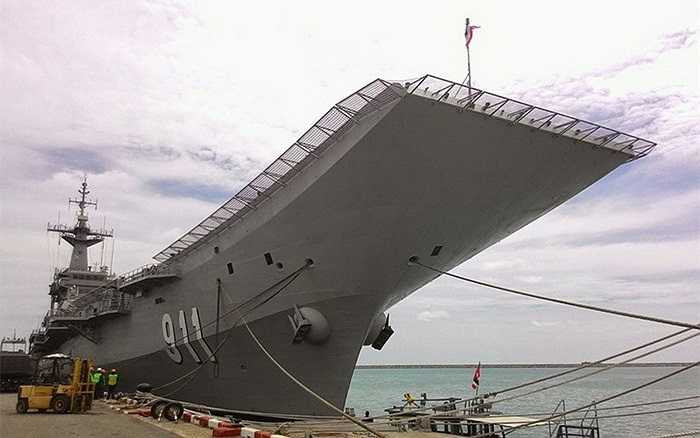HTMS Chakri Naruebet R9-11 được coi là tàu sân bay nhỏ nhất thế giới