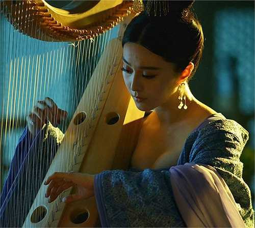 Phạm Băng Băng đã chi rất nhiều tiền đầu tư cho vai diễn Võ Tắc Thiên. Theo tiết lộ từ phía đoàn làm phim, các trang phục của cô trong phim lên tới 300 bộ.