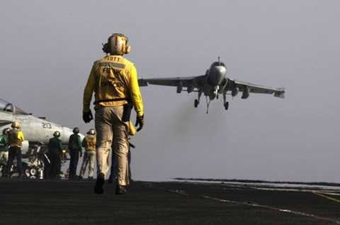 Tin sáng: Máy bay Mỹ lần đầu tiên oanh tạc IS ở Iraq