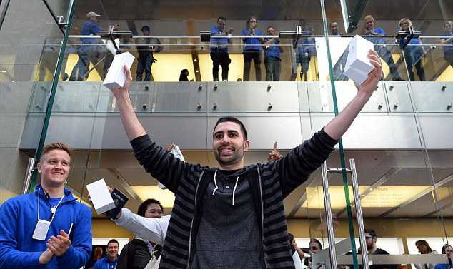 Xem mặt người sở hữu chiếc iPhone 6 đầu tiên trên thế giới