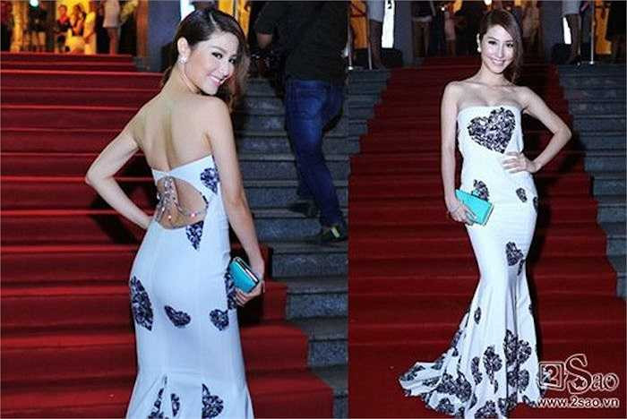 Nàng Mai Thị của 'Mỹ nhân kế' khoe vòng một căng tràn trong chiếc đầm dài cup ngực, thiết kế cắt cup điệu đà sau lưng là điểm nhấn hoàn hảo giúp Diễm My khoe thân hình nuột nà đầy quyến rũ của mình.