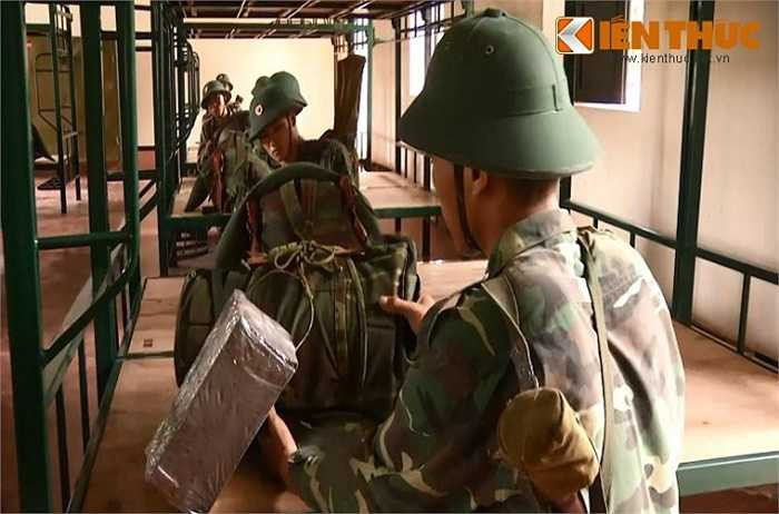 Hành quân xa mang vác nặng là một trong những phương thức hoạt động cơ bản và chủ yếu của bộ đội, nhất là các đơn vị bộ binh. Hành quân xa mang vác nặng cũng là một phương pháp để rèn luyện ý chí, sức khỏe, tinh thần chiến đấu và bản lĩnh của bộ đội. Trong ảnh, các chiến sĩ chuẩn bị kĩ lương quân tư trang trước giờ lên đường.