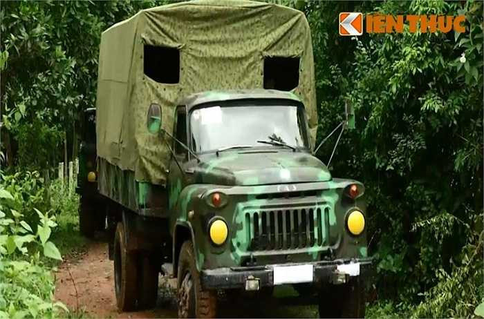 Đội hình xe cơ giới chở theo các khí tài hành quân.