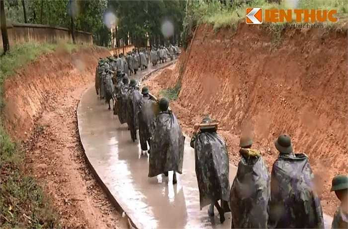 Đội hình hành quân trong mưa của Sư đoàn bộ binh 312.