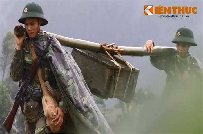 Chiến sĩ mang vác hòm đạn.