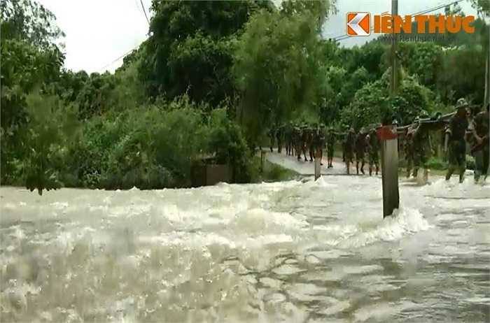 Dứt mưa, một số đoạn trên đường hành quân bị ngập nước. 