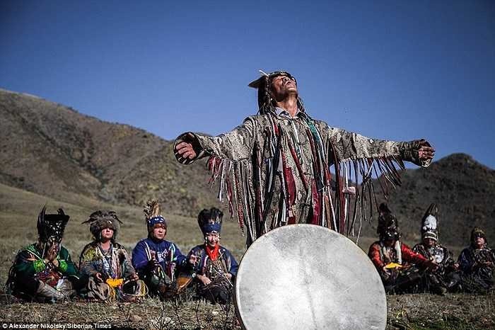 Các thầy phép thường rơi vào trạng thái hôn mê khi làm nghi lễ này