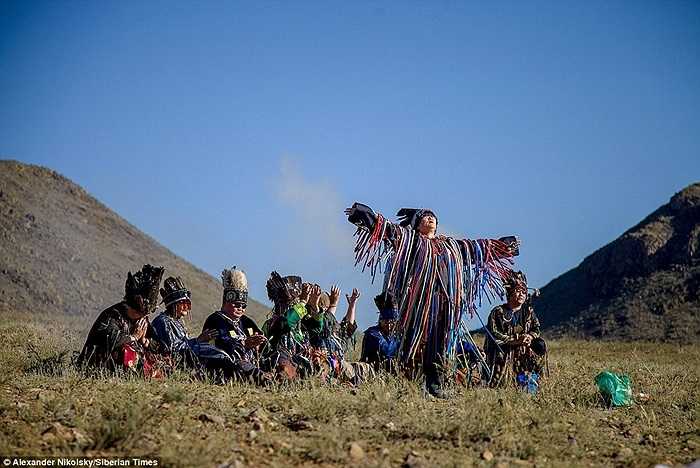 Một khung cảnh trong buổi lễ triệu hồi linh hồn của thầy phép