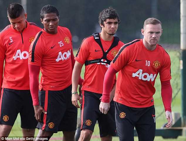 Van Gaal đổi chiến thuật, chỉ Rooney chắc suất đá chính