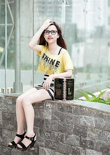 Để tạo cảm hứng mix đồ cho bản thân, Linh Kẹo thường ghé thăm các trang mạng xã hội hay những tạp chí nổi tiếng.