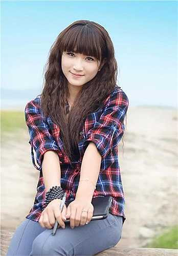 Là một trong những hotgirl đình đám của Đại học Hà Nội, Nguyễn Quỳnh Hoa, nickname Bông Xù hiện đang là sinh viên chuyên ngành Tiếng anh.