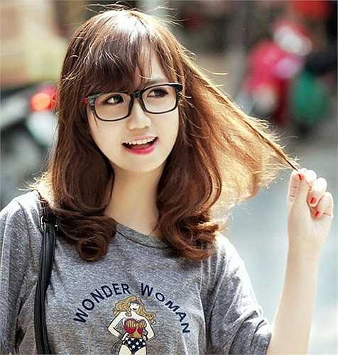 Linh Kẹo là biệt danh của cô bạn Nguyễn Phương Linh được biết đến như một hotgirl 'đa-zi-năng'. Ngoài thành tích học tập đáng nể, cô bạn còn tích cực tham gia các hoạt động trong và ngoài trường.