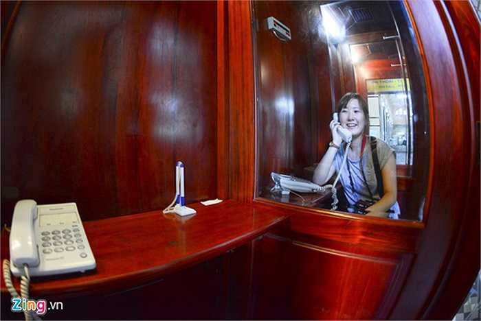 Nơi đây vẫn lưu giữ 14 bốt điện thoại chia làm hai bên sảnh chính để phục vụ người dân và du khách có nhu cầu liên lạc cũng như hoài niềm về một thời đã qua.