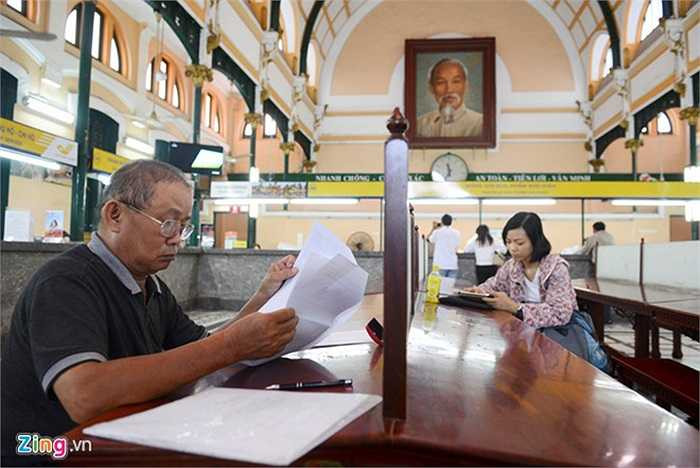Bốn dãy bàn gỗ lớn xếp dọc bên trong phục vụ người dân có nhu cầu khai báo, ghi chép để gửi thư từ, bưu phẩm.