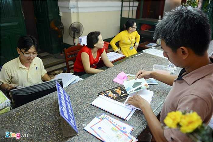 Với nhiều du khách, gửi bưu ảnh từ Bưu Điện trung tâm Sài Gòn tới người thân và bè bạn là một cách lưu giữ kỷ niệm khá thú vị giữa thời hiện đại.
