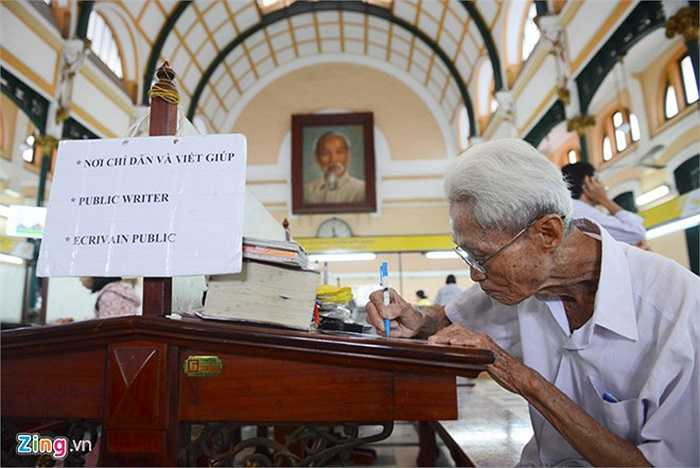 Ông Dương Văn Ngộ ( sinh năm 1930), cựu nhân viên bưu điện từ năm 1952 được cho là người viết thư thuê (giúp) cuối cùng ở Sài Gòn. Dù đã nghỉ hưu được 24 năm nhưng ông lão thành thạo cả hai thứ tiếng Anh, Pháp vẫn còn làm việc tại đây. Tâm niệm của “người viết thư cho công chúng” là được phục vụ người dân cho tới lúc không còn đủ sức khỏe, cũng như giúp mọi người nhớ tới thư tay như một chút hoài niệm về thời Internet vắng bóng. Mỗi lần ông chỉ lấy công khoảng 10.000 - 20.000 đồng.