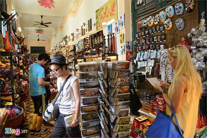 Dọc hai bên hành lang tòa nhà được bày bán hàng nghìn sản phẩm đồ lưu niệm, bưu ảnh về đất nước con người Việt Nam cũng như về Sài Gòn nói riêng để phục vụ khách du lịch.