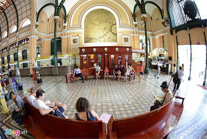 Du khách đến đây một phần để ngắm nét kiến trúc độc đáo của bưu điện này. Với nhiều người thì đây là điểm nghỉ chân lý tưởng sau một vòng tham quan thành phố Sài Gòn.