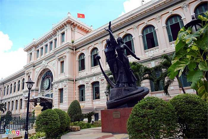 Hai bên vườn hoa trước cửa là hai tượng đài Bưu điện thời kỳ phát triển hiện đại, được xây dựng dịp chào mừng kỷ niệm 300 năm Sài Gòn. 