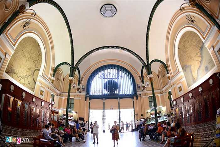 Đặc điểm ấn tượng nhất khi tham quan bên trong tòa nhà là những mái vòm cong tròn lớn ở cửa vào, dọc trần 