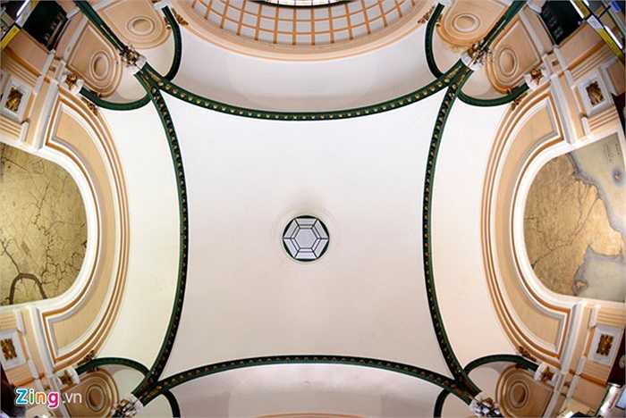 Bên trong tòa nhà là hệ thống vòm cung sát cửa chính và vòm cung dài bên trong. Vòm cung lớn được chống đỡ bởi bốn trụ sắt nằm bốn góc, mỗi cột chống đỡ bốn kèo sắt tỏa ra bốn phía.