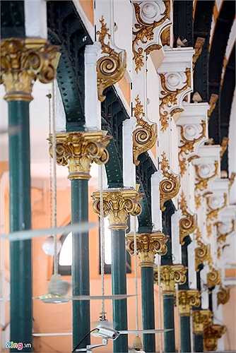 Các điểm tiếp nối giữa trụ và kèo sắt được thiết kế công phu, chạm khắc những hoa văn đẹp.