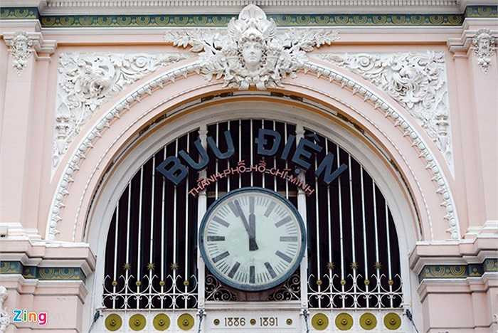 Bên ngoài, phía trước ngôi nhà trang trí theo từng ô hình chữ nhật, trên đó ghi danh những nhà phát minh ra ngành điện tín và ngành điện. Trên các ô có đắp hình người đội vòng nguyệt quế, cùng chiếc đồng hồ lớn. Phía dưới đồng hồ vẫn còn lưu giữ năm khởi công xây dựng và khánh thành của tòa nhà.