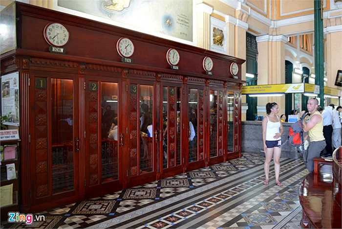 Đường dây thép (hệ thống bưu điện) Sài Gòn - Qui Nhơn - Đà Nẵng - Huế - Vinh - Hà Nội dài 2.000 km hoàn thành vào ngày 22/3/1888. Năm 1889 mở thêm đường liên lạc điện báo Sài Gòn - Bangkok để phục vụ cho giới kinh doanh. Từ ngày 1/7/1894 Sài Gòn bắt đầu sử dụng hệ thống điện thoại.