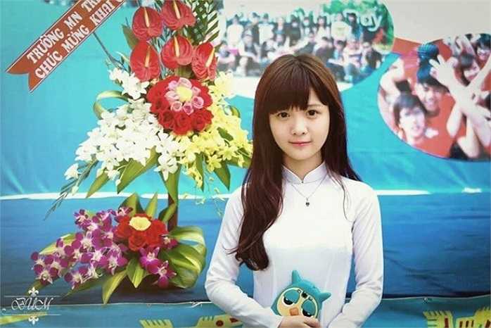 Phương Ngân đã lên cấp 3, hình ảnh của cô được ghi lại trong ngày khai giảng năm học mới, nhận được nhiều lời khen ngợi từ cộng đồng mạng. Ảnh: Bum.