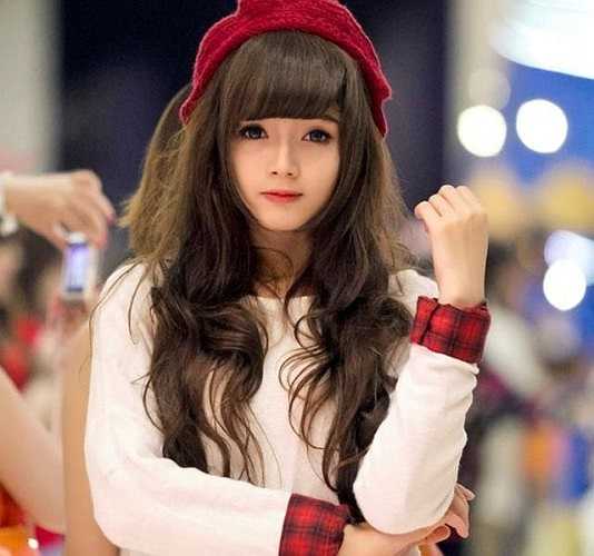 Với danh xưng 'hot girl ảnh thẻ', 9X thường xuyên trở thành mẫu ảnh trong các bộ hình thời trang - giới trẻ, tham gia đóng MV, clip quảng cáo. Những hình ảnh của cô đa số đều do Tường Vinh - bạn trai 'hot girl ảnh thẻ' thực hiện.