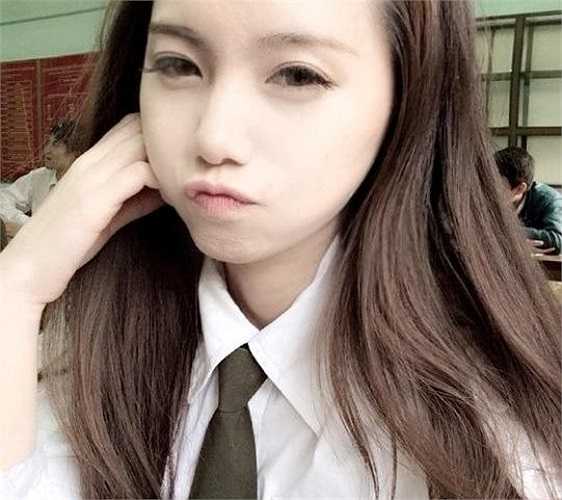 Trước sự quan tâm của dân mạng, những hình ảnh về gương mặt thật của Diễm cũng được tìm thấy. Tuy dung nhan thật không long lanh như ảnh thẻ nhưng ngoài đời, 9X vẫn khá xinh xắn.
