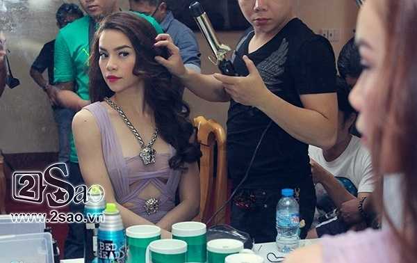 Ý thức được điều này, 'bà mẹ một con' luôn chăm chút hết cỡ dưới bàn tay của những nhà tạo mẫu tóc hàng đầu cho mái tóc của mình trước khi xuất hiện trước công chúng