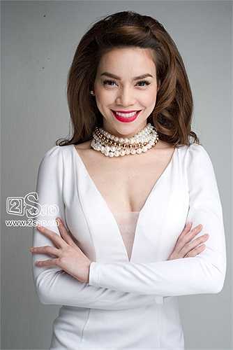 Cô cũng một thời gian ưa chuộng kiểu tóc bồng bềnh này 