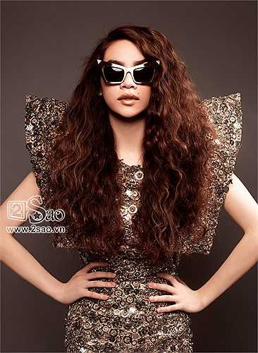 Kiểu tóc dập xù này Hà Hồ trở thành cô nàng cá tính