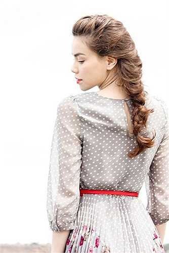 Biến tấu nhiều kiểu khác nhau và hầu như tất cả đều những kiểu tóc duyên dáng và nữ tính rất phù hợp với cô .