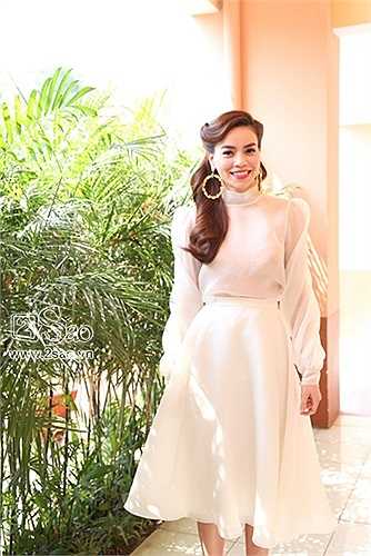 Với phong cách này cô thường đi kèm với những kiểu tóc công chúa được cột nhẹ về phía sau và có độ phồng nhẹ.