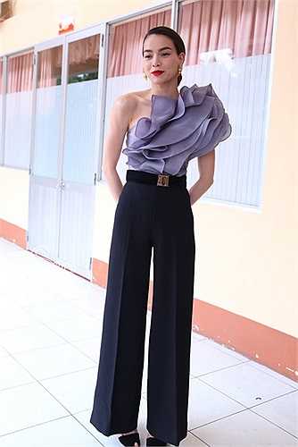 Mái tóc được chải và búi gọn gàng giúp nữ hoàng giải trí sang trọng hơn rất nhiều