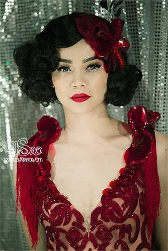 Kiểu tóc của những thập niên trước cũng được Hồ Ngọc Hà trưng dụng trong MV mới của mình