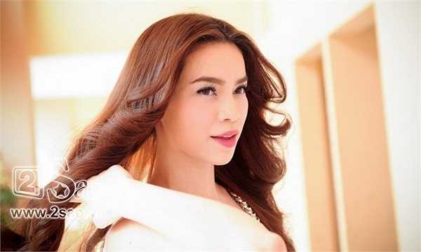 Mái tóc dài, bồng bềnh, uốn lọn bay trong gió là môt trong những lựa chọn được cô yêu thích hàng đầu vì sự đơn giản và sang trọng