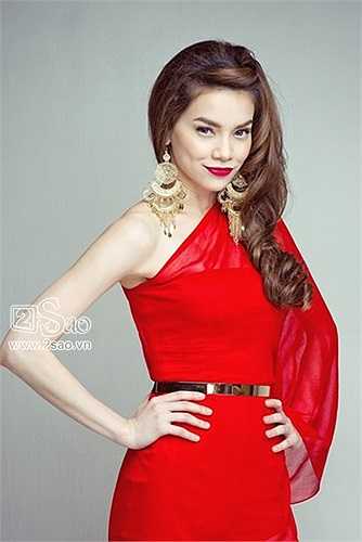 Hà Hồ có một vẻ đẹp sang trọng và khá tây nên kiểu tóc lọn to, hất sang một bên cũng giúp cô sang trọng vì quí phái hơn rất nhiều