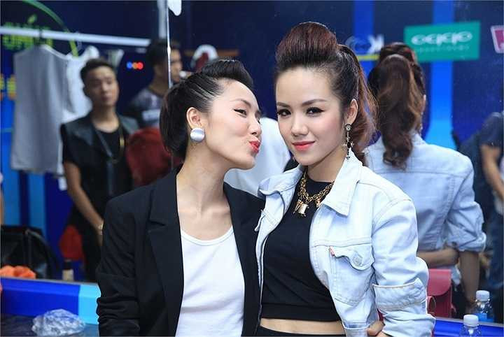 Ca sỹ Phương Linh xuất hiện rạng rỡ tại liveshow 'Tôi toả sáng' của Trịnh Thăng Bình và Justatee để ủng hộ em gái Phương Ly với vai trò khách mời