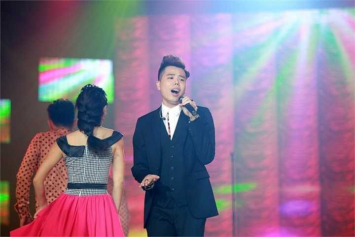 Khán giả hò reo và hát theo từng ca khúc của Trịnh Thăng Bình và Justatee, thậm chí đôi lúc còn hát át cả giọng của cả hai