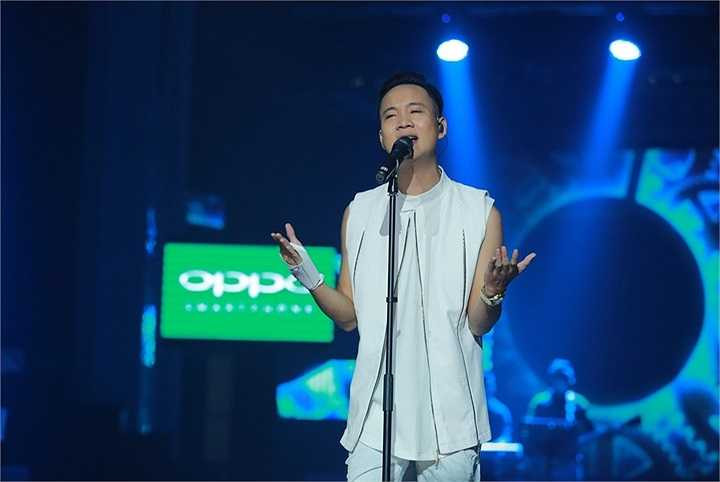 Justatee đã thể hiện lại những ca khúc hit quen thuộc nhưng được phối lại theo phong cách hoàn toàn khác như Tell me why, Bâng khuâng, Người nào đó, Crying over you, Forever alone, và Xin anh đừng..