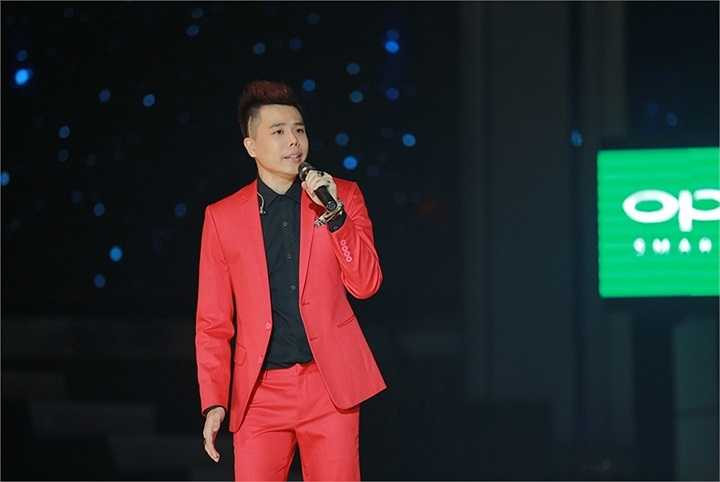 Anh nghẹn ngào: 'Không ngờ các bạn lại thuộc các bài hát của Justatee đến như vậy. Cảm ơn Sài Gòn. Justatee xin cảm ơn rất nhiều'.