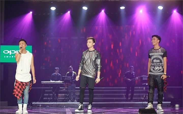 Bigdaddy cùng với Justatee và Soobin trình diễn ca khúc Crying over you. 