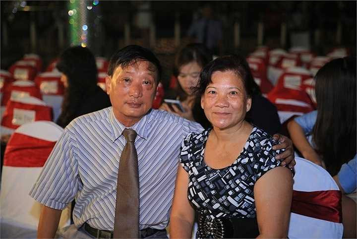 Bố mẹ của Justatee cũng có mặt để ủng hộ liveshow đầu tiên của con trai